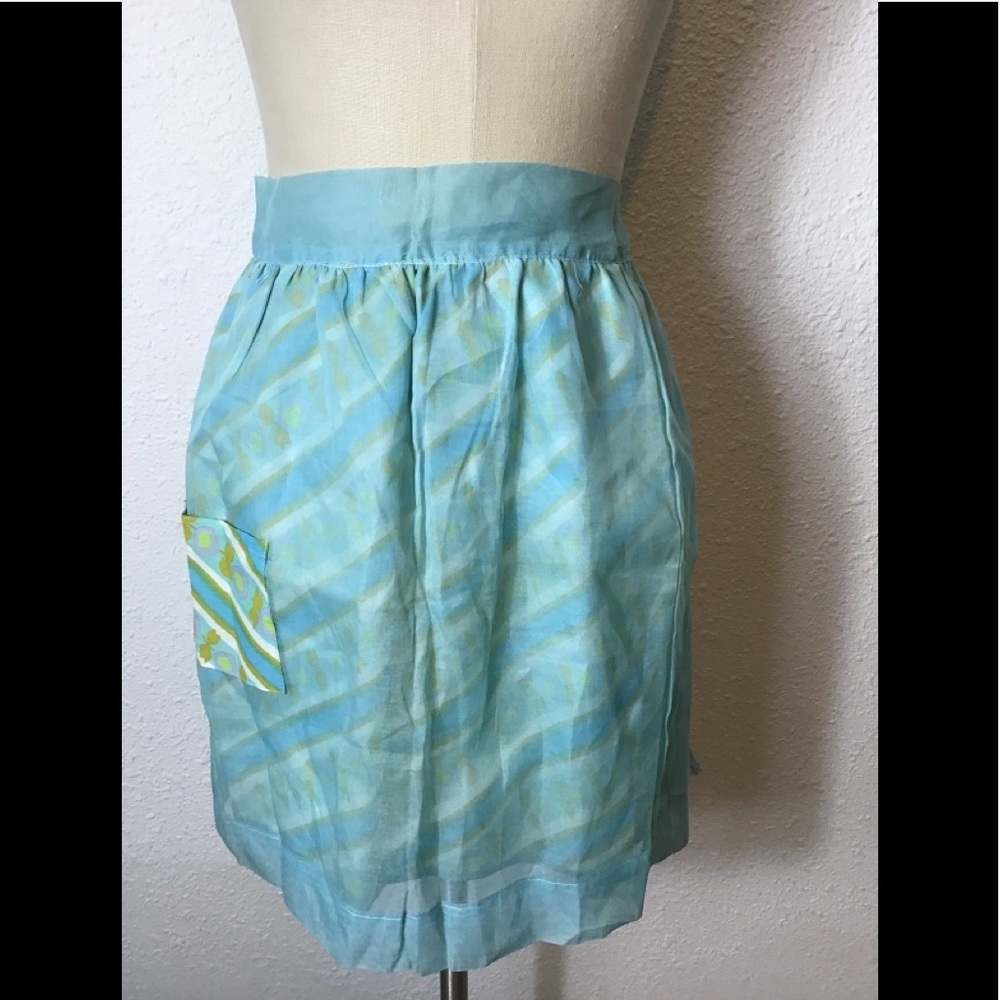 Reversible half apron